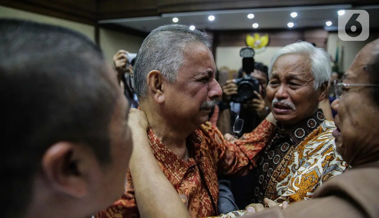 Ekspresi mantan Direktur Utama PT PLN Sofyan Basir usai sidang pembacaan putusan di Pengadilan Tipikor, Jakarta, Senin (4/11/2019). Sofyan Basir divonis bebas dalam kasus dugaan suap proyek PLTU Riau-1. (Liputan6.com/Faizal Fanani)