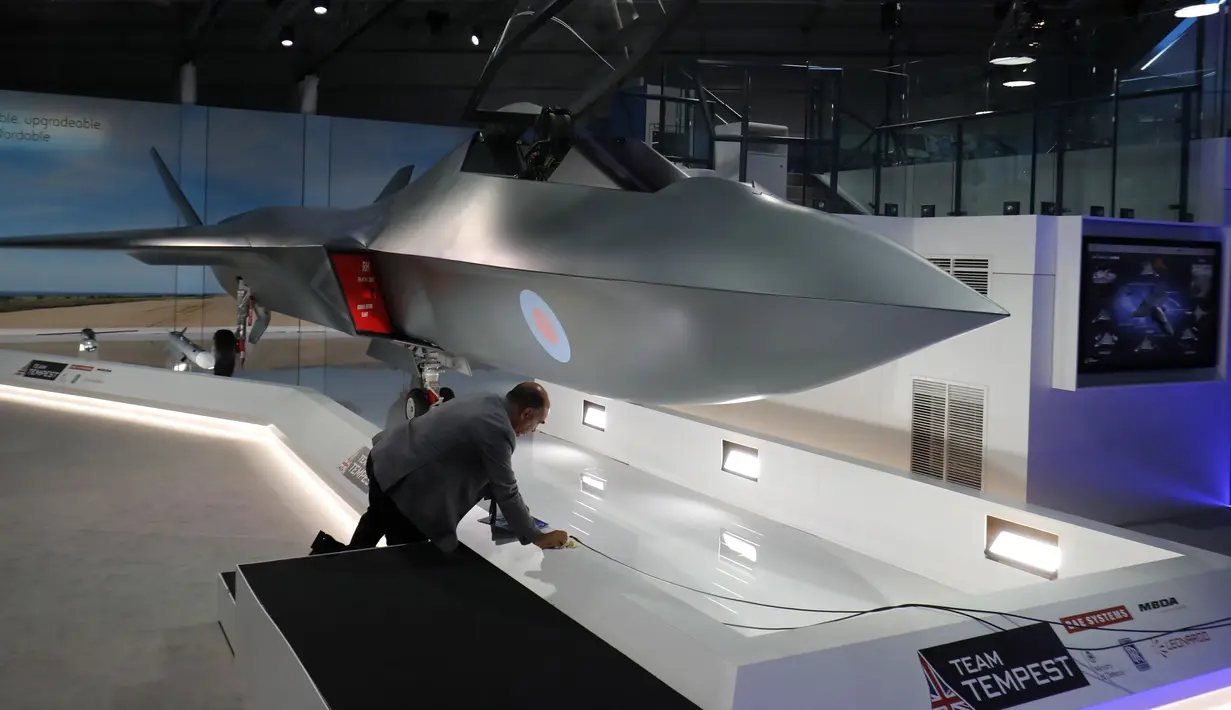 Seorang pria melakukan pemeriksaan terakhir sebelum peluncuran model jet tempur baru, bagian dari Team Tempest, oleh Menteri Pertahanan Inggris Gavin Williamson di Farnborough Airshow, London, Inggris, senin (16/7). (Tolga AKMEN/AFP)
