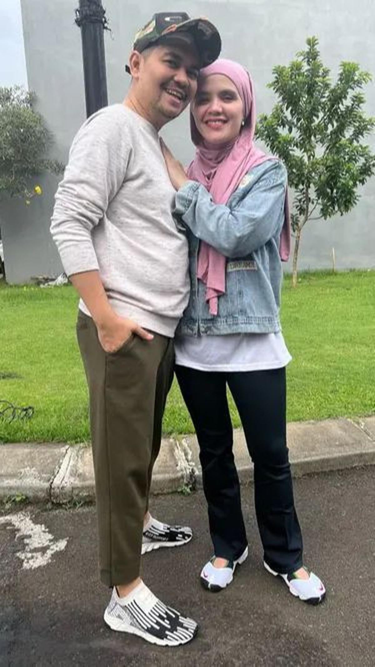 Salah satu hal yang diungkit adalah hutang yang disebut mencapai Rp2,4 miliar, dan kabar bahwa rumah mewah Indra di Pondok Cabe, Jakarta Selatan, telah disita oleh bank.