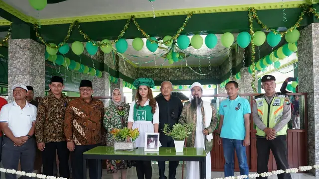 Lara saat grand opening Warung'e Lara