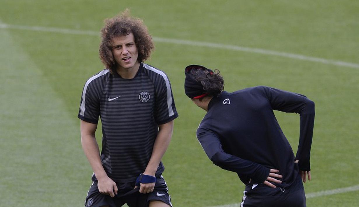 David Luiz menjadi salah satu sorotan usai dipermalukan dua kali Luis Suarez di leg pertama (JOSEP LAGO / AFP)