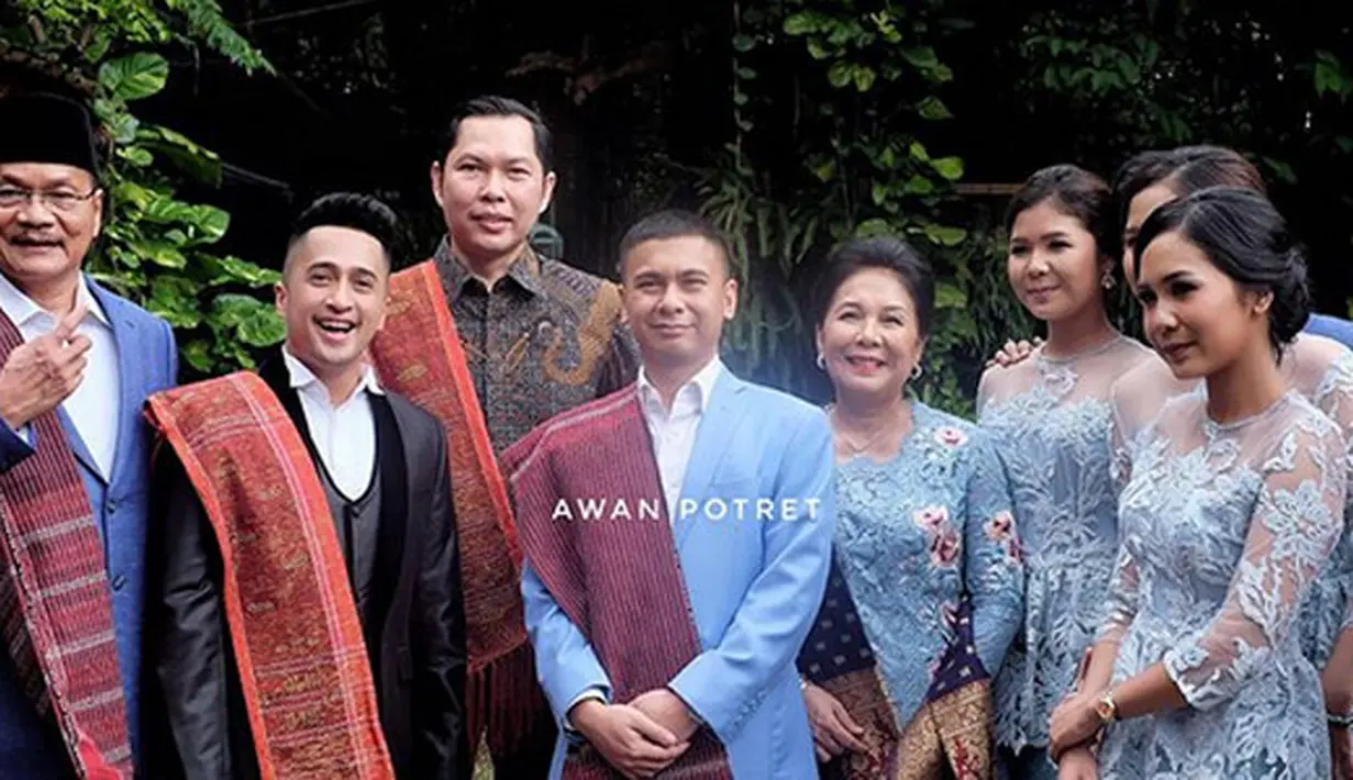 Aktor, penulis skenario dan sutradara, Radit tampak gagah dengan mengenakan baju putih di balut dengan jas warna biru dengan pundak kanannya disampirkan kain ulos. (Instagram/irfanhakim75)