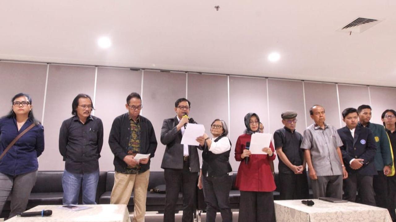 Guru besar dan akademisi dari beberapa perguruan tinggi berkumpul di Universitas Indonesia atau UI, Salemba, Jakarta, Kamis, (14/3/2024). Mereka menghadiri&nbsp;acara Temu Ilmiah Universitas Memanggil dengan tema 'Menegakkan Konstitusi, Memulihkan Peradab