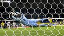 Kiper Armenia, David Yurchenko berhasil menggagalkan eksekusi penalti galeandang Swedia, Sebastian Larsson dalam laga uji coba menjelang berlangsungnya Euro 2020 di Solna, Sabtu (5/6/2021). Armenia kalah 1-3 dari Swedia. (AFP/Jonathan Nackstrand)