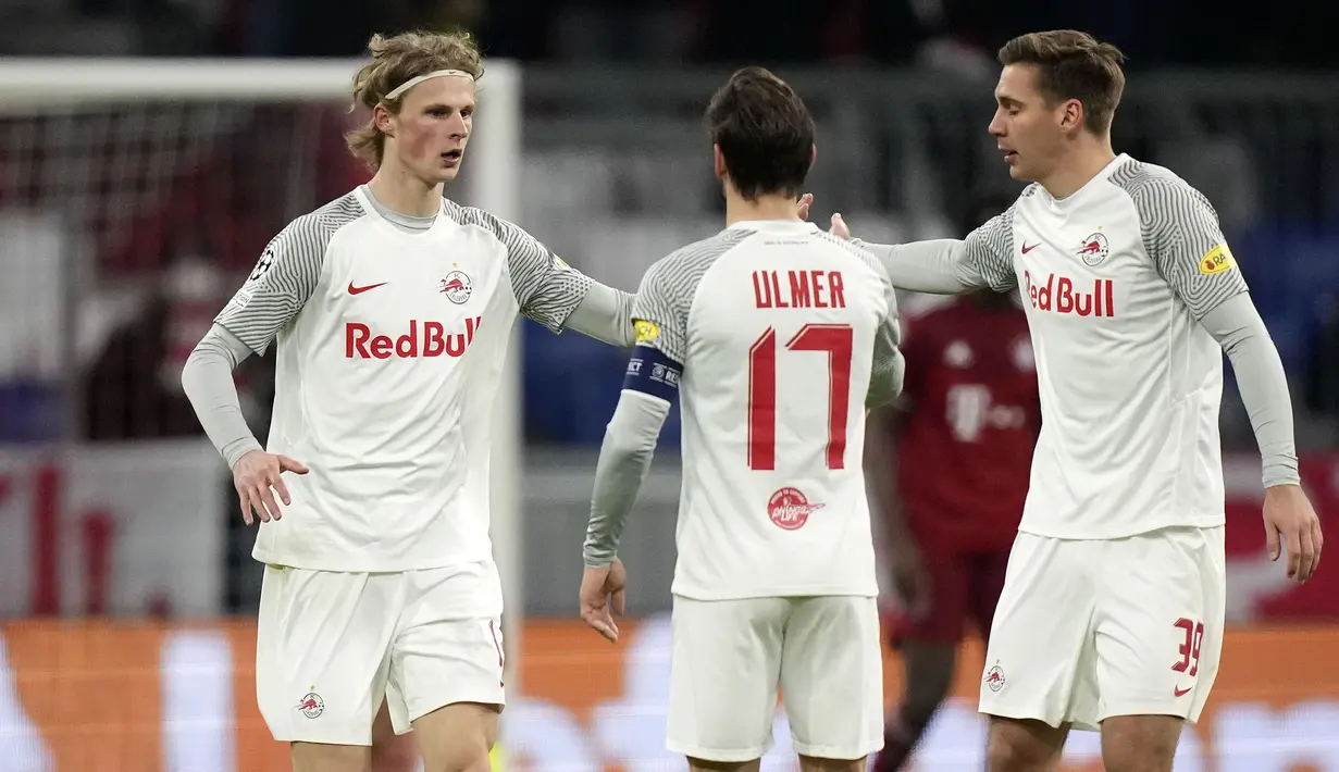 Pada menit ke-70, Salzburg mencetak satu gol balasan. Aaronson yang bebas tak terkawal, berhasil mengirim umpan silang kepada Maurits Kjaergaard (kiri) dan menjadi gol. (AP/Matthias Schrader)