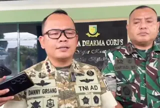 Komandan Kodim 1417/Kendari Letkol Arm Danny A.P. Girsang menjelaskan kasus anggota TNI berinisial Sertu MB diduga melakukan pencabulan terhadap bocah SD di Kecamatan Ranomeeto, Kabupaten Konawe Selatan. (Liputan6.com/Fauzan)