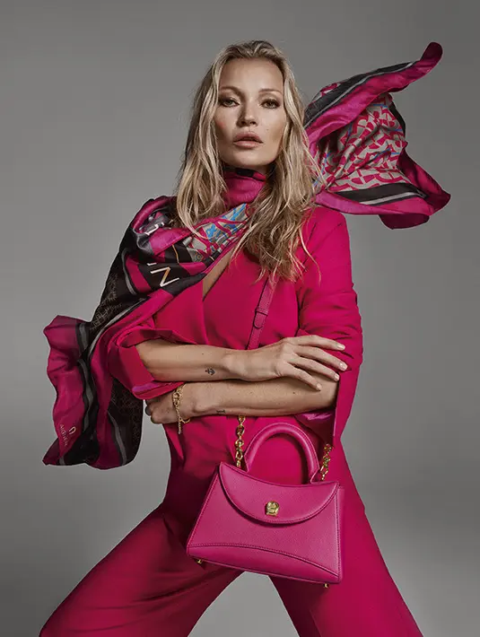 Tampilan kampanye Kate Moss yang mewakili AIGNER yang keren dan kasual dengan setelan Orchid Pink