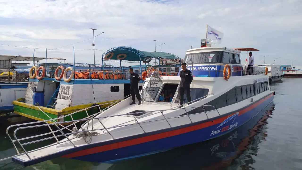 Kapal Trans 1000 Sandar di Pelabuhan Kali Adem