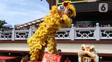 Pertunjukan barongsai saat puncak perayaan Cap Go Meh 2571 di Jalan Pancoran, Glodok, Tamansari, Jakarta Barat, Sabtu (8/2/2020). Cap Go Meh 2571 dimeriahkan berbagai atraksi seni budaya China dan Betawi. (Liputan6.com/Johan Tallo)