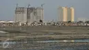 Suasana Waduk Pluit yang penuh dengan lumpur, Jakarta Utara, Kamis (21/1). Meskipun proyek normalisasi terus dilakukan Pemprov DKI Jakarta Namun endapan lumpur dan sampah masih banyak terlihat . (Liputan6.com/Gempur M Surya)