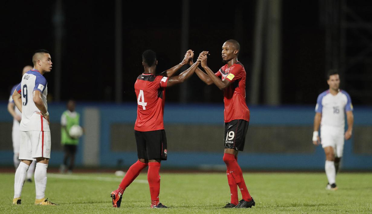 Pemain Trinidad Tobago merayakan kemenangan atas Amerika Serikat pada laga kualifikasi Piala Dunia di Stadion Ato Boldon, Selasa (10/10/2017). Trinidad dan Tobago menang 2-1 atas  Amerika Serikat. (AP/Rebecca Blackwell)