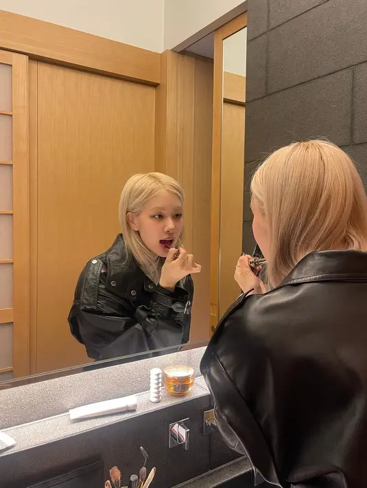 Sembari mengenakan lipstik, ia pun memamerkan rambut baru dengan wajahnya innocent yang menggemaskan [@roses_are_rosie]