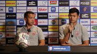 Pelatih interim Persis Solo, Rasiman (kiri) bersama dengan kiper Persis, Muhammad Riyandi dalam sesi konferensi pers jelang laga melawan PSS Sleman, Jumat (9/9/2022). (Dok. Persis Solo)