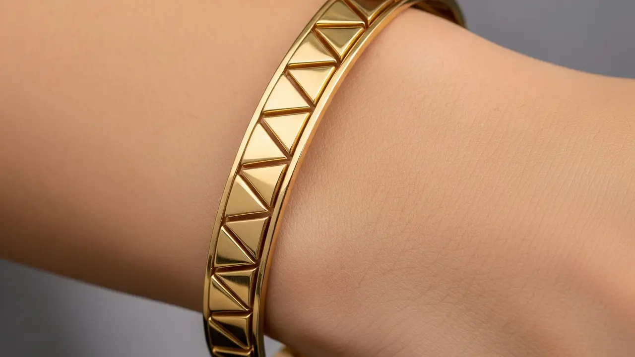 Gelang Emas Bangle Motif Geometris Tampil Modern dan Minimalis