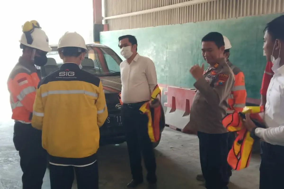 Petugas memintai keterangan saksi di lokasi kejadian tewasnya pekerja di Tuban. (Adirin/Liputan6.com)