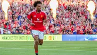 Penyerang Manchester United asal Belanda #11, Joshua Zirkzee, merayakan mencetak gol pertama tim selama pertandingan persahabatan pra-musim antara Manchester United dan Leeds di Croke Park di Dublin, Irlandia, pada 12 Agustus 2026. (Paul Iman/AFP)