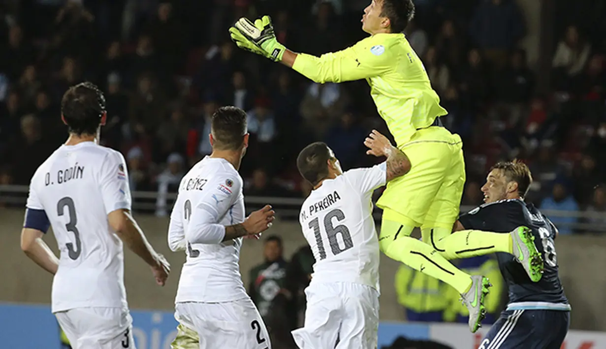 Fernando Muslera kiper Uruguay menyelamatkan gawangnya dari serbuan serangan Argentina. (EPA/Paolo Aguilar)
