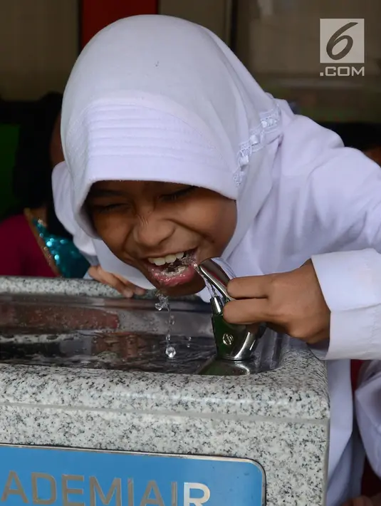 Siswa meminum air bersih langsung dari keran di SDN 03 dan SDN 04 Penjaringan, Jakarta, Jumat (22/3). Kegiatan ini dilakukan untuk memperingati Hari Air Sedunia 2019. (merdeka.com/Imam Buhori)