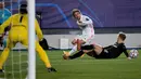 Gelandang Real Madrid, Luka Modric berusaha melewati pemain Borussia Monchengladbach, Oscar Wendt pada pertandingan Grup B Liga Champions di Estadio Alfredo Di Stefano, Kamis (10/12/2020). Kemenangan ini mengantar Madrid lolos ke babak 16 besar Liga Champions. (AFP/PIERRE-PHILIPPE MARCOU)