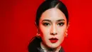 Penampilan bold dan fearless Dian Sastrowardoyo dengan two-tone dress dan riasan yang tajam, serta pulasan lipstik merah merona. [Foto: Instagram/therealdisastr]