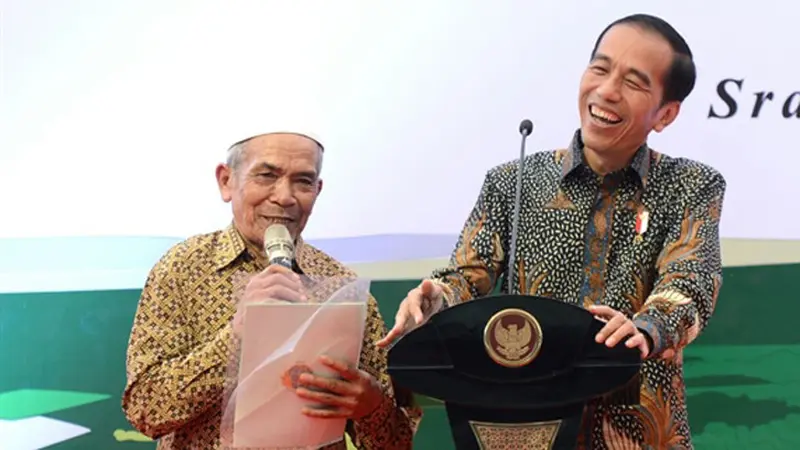 Presiden RI Joko Widodo dalam acara Penyerahan Sertifikat Tanah untuk Rakyat di Stadion Taruna, Kabupaten Sragen.