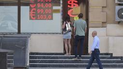 Hal ini membuat bank sentral Rusia mengumumkan pertemuan darurat pada hari Selasa untuk meninjau kembali tingkat suku bunga acuannya, meningkatkan kemungkinan kenaikan biaya pinjaman yang akan mendukung mata uang rubel yang lesu.  (AP Photo/Alexander Zemlianichenko)