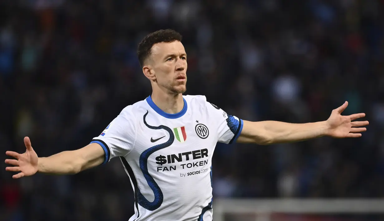 <p>Gelandang Inter Milan, Ivan Perisic melakukan selebrasi usai mencetak gol ke gawang Bologna pada pertandingan lanjutan Liga Serie A Italia di stadion Renato Dall'Ara di Bologna, Italia, Kamis (28/4/2022). Bologna menang atas Inter Milan dengan skor tipis 2-1. (Massimo Paolone/LaPresse via AP)</p>
