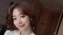 Park Shin Hye baru-baru ini diketahui memotong pendek rambut dengan gaya bob berponi. Aura yang semakin glowing setelah menikah, ditambah tampilan rambut baru yang pendek ala Park Shin Hye ini bisa juga jadi inspirasimu, Sahabat FIMELA! Foto: Instagram.