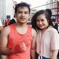 Prilly Latuconsina memberikan dukungan pada adiknya yang bertanding tinju (Instagram/@prillylatuconsina)