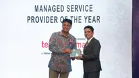 CEO TelkomSigma, Judi Achmadi, menerima penghargaan Frost & Sullivan Indonesia Awards 2017 untuk kategori Managed Service Provider of The Year di Jakarta, Rabu (28/11/2017).