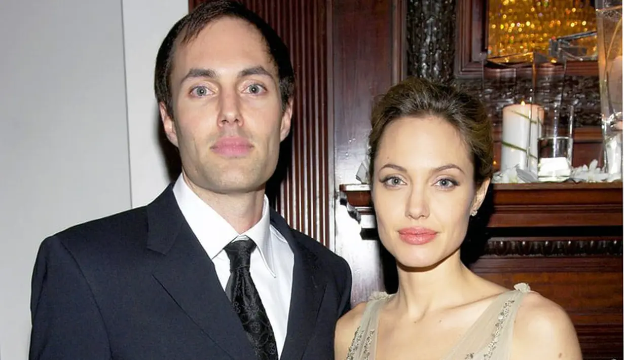 Sibuk dengan urusan perceraiannya, Angelina Jolie dan Brad Pitt memang tak bisa lagi fokus dalam mengurus anak-anaknya. Terlebih saat ini, keenam anaknya berada dalam pengawasan Jolie. (doc.USweekly.com)