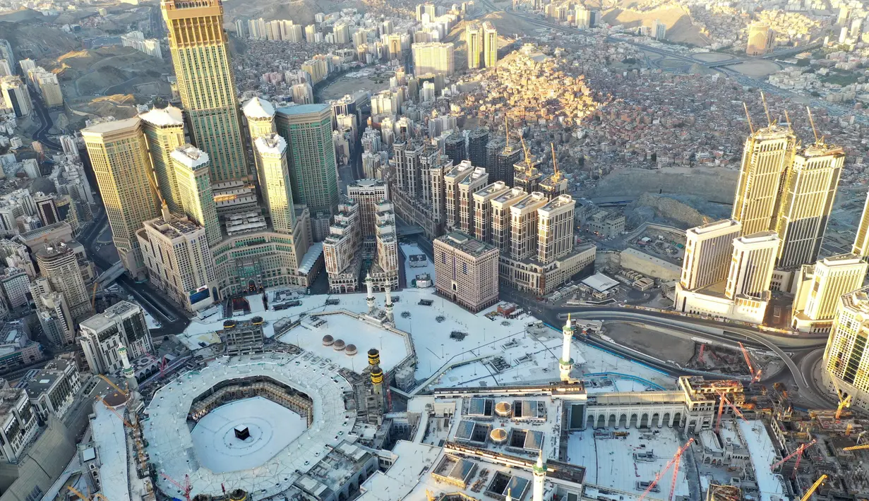 Dari pemantauan udara suasana Masjidil Haram dan sekitarnya sepi pada hari pertama bulan suci Ramadan di kota suci Makkah, Arab Saudi (24/4/2020). Pemerintah Arab Saudi masih memberlakukan lockdown akibat pandemi Covid-19 di hari pertama bulan suci Ramadan di Kota Makkah. (AFP/Bandar Aldandani)