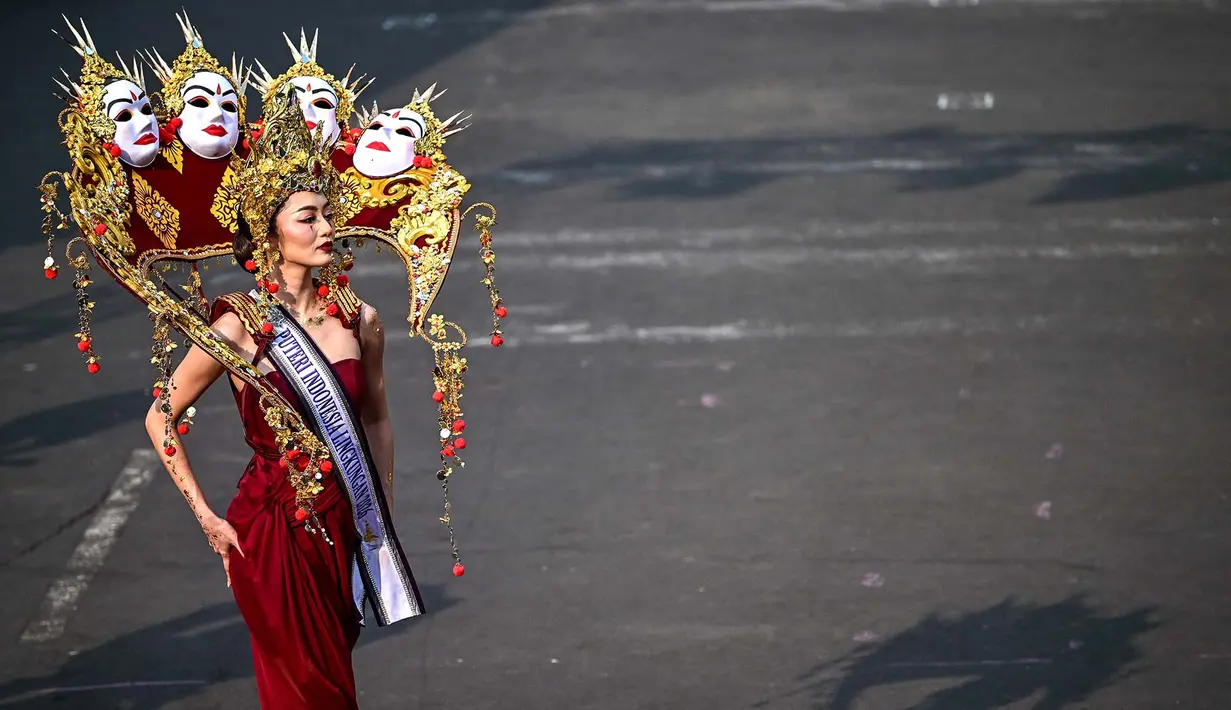 Peserta yang mengenakan kostum bertema HEAL (Kemanusiaan, Bumi, dan Kehidupan) mengikuti Jember Fashion Carnaval (JFC) ke-24 di Jember, Jawa Timur, Minggu (26/7/2026). (AFP/ Juni Krsiwanto)
