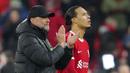 Jurgen Klopp (kiri) dan Virgil van Dijk memberikan tepuk tangan setelah laga lanjutan Liga Inggris 2023/2024 melawan Manchester City di Anfield, Liverpool, Minggu (10/03/2024). (AP Photo/Jon Super)
