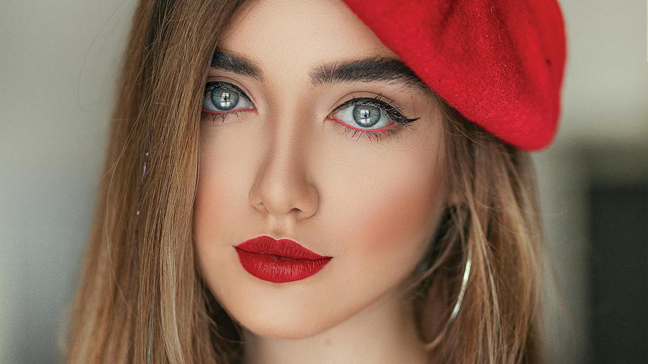 Ilustrasi Menggunakan Red Lipstick
