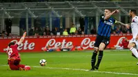 Pemain Inter Milan, Mauro Icardi melakukan tendangan ke gawang Cagliari pada laga pekan ke-33 Serie A, di Giuseppe Meazza, Selasa (17/4).  Menjamu Cagliari, Inter Milan memetik kemenangan meyakinkan dengan skor 4-0. (AP/Antonio Calanni)