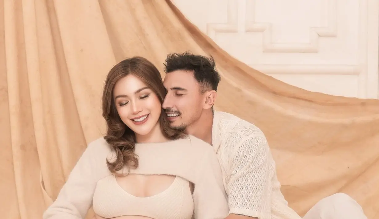 Meski terkesan simple, maternity shoot ini begitu hangat dan manis. [@fdphotography90].