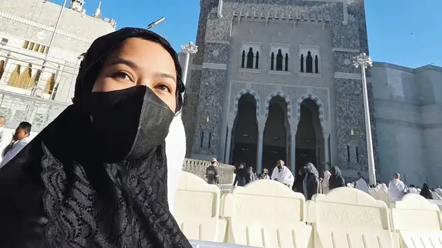 Pesona Bare Face Yura Yunita Saat Lakoni Umrah Ramadan 2026, Cantiknya Terpancar Natural