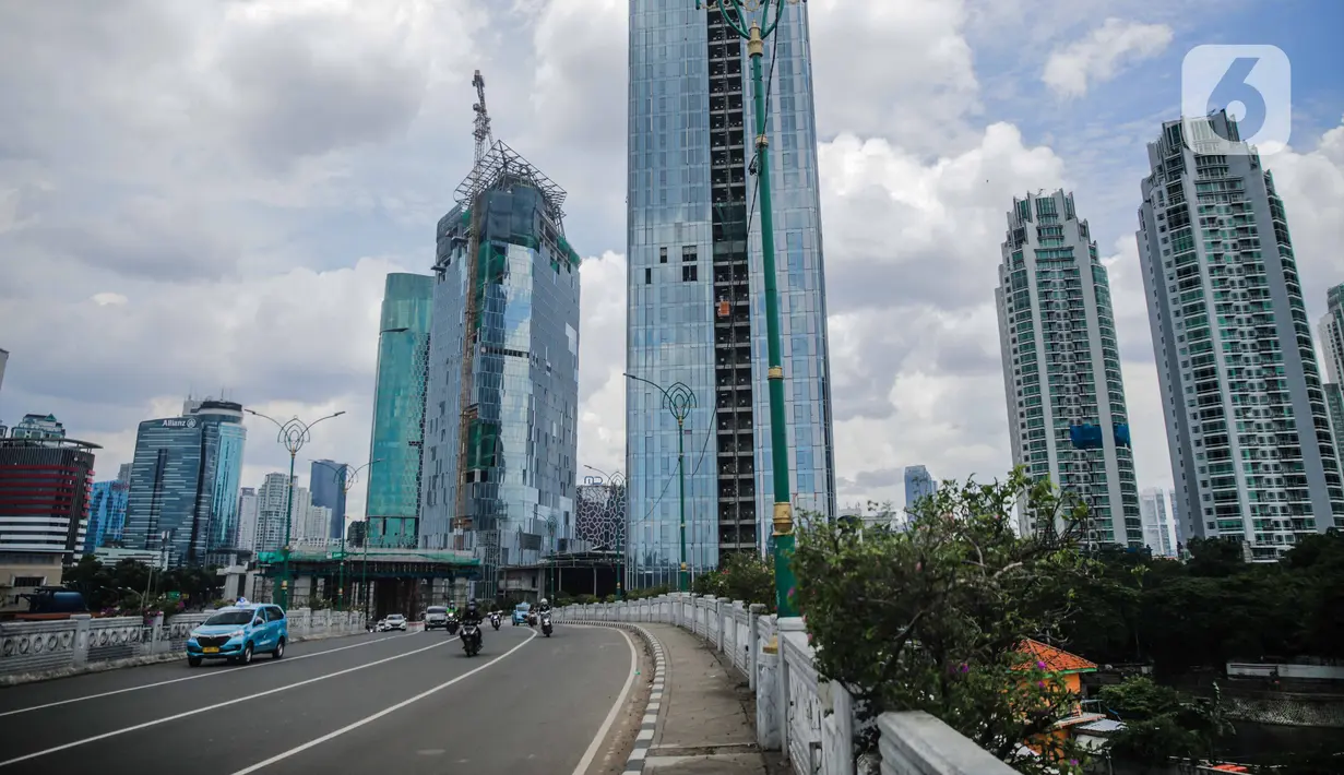 Pemandangan gedung-gedung perkantoran di kawasan Kuningan, Jakarta, Kamis (2/4/2020). Dinas Lingkungan Hidup DKI Jakarta menyatakan adanya perbaikan kualitas udara Ibu Kota karena penerapan work from home untuk mencegah meluasnya penyebaran virus corona COVID-19. (Liputan6.com/Fazial Fanani)