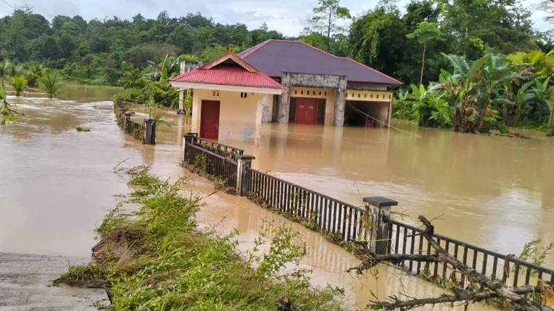 Banjir melanda Kabupaten Mentawai, Sumatera Barat, Rabu (21/2/2024). (Liputan6.com/ ist)