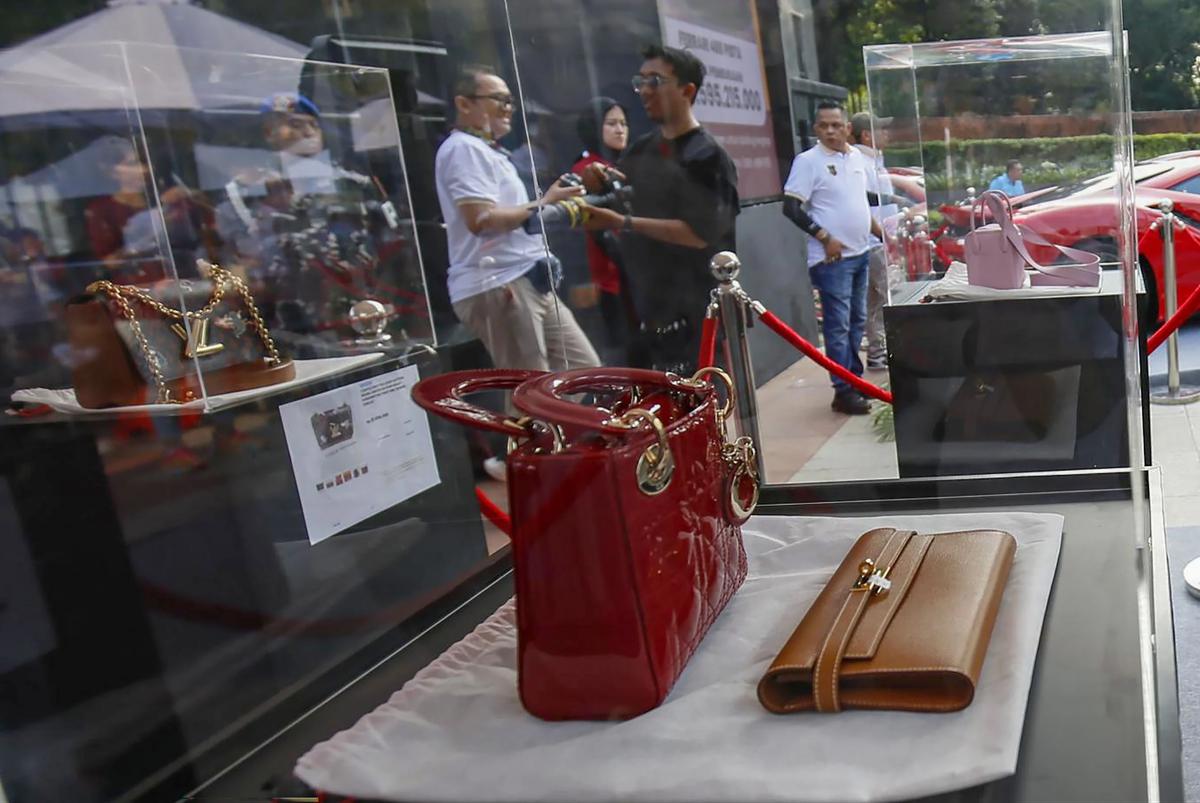 DFOTO: Dari Ferrari Ducati Hingga Tas Mewah Dipamerkan untuk Dilelang di CFD Sudirman