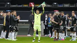 Kiper Jerman, Manuel Neuer melambaikan tangan kepada para fans sebelum memainkan laga ke-100 nya bersama Timnas Jerman melawan Latvia dalam laga uji coba menjelang Euro 2020 (Euro 2021) di Merkur Spiel Arena, Duesseldorf, Senin (7/6/2021). Jerman menang 7-1 atas Latvia. (AP/Martin Meissner)