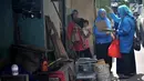 Petugas memeriksa keberadaan jentik nyamuk di kawasan Duren Sawit, Jakarta, Rabu (27/2). Penijauan Jumantik yang dilakukan rutin setiap minggunya ini bertujuan mencegah berkembangbiaknya nyamuk demam di kawasan tersebut. (Merdeka.com/Iqbal S. Nugroho)
