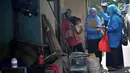 Petugas memeriksa keberadaan jentik nyamuk di kawasan Duren Sawit, Jakarta, Rabu (27/2). Penijauan Jumantik yang dilakukan rutin setiap minggunya ini bertujuan mencegah berkembangbiaknya nyamuk demam di kawasan tersebut. (Merdeka.com/Iqbal S. Nugroho)