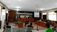 Sidang lanjutan Bupati Bengkalis Amril Mukminin yang digelar secara daring di Pengadilan Tipikor Pekanbaru. (Liputan6.com/M Syukur)