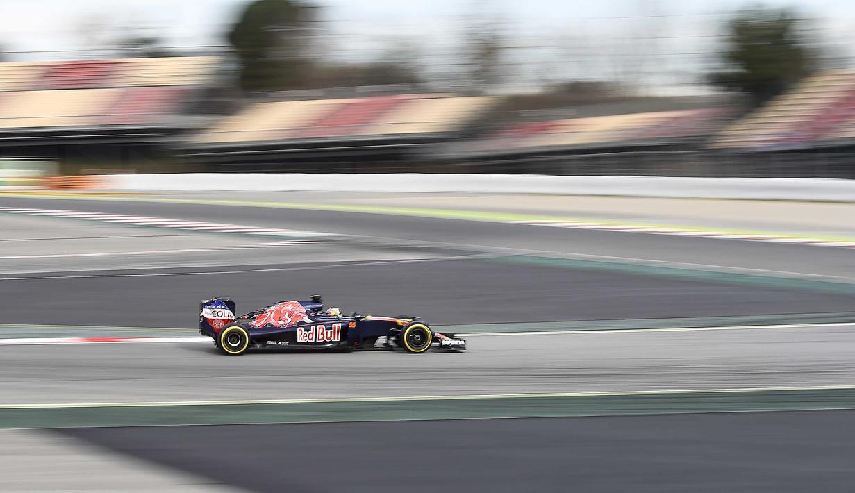 Pebalap Scuderia Toro Rosso, Carlos Sainz mencatat waktu 1m25,300s dari 166 lap pada sesi kedua tes pramusim di Sirkuit Catalunya, Barcelona, Rabu (2/3/2016). Malam WIB. (AFP/Josep Lago)