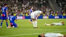 Para pemain bereaksi usai pertandingan sepak bola Piala Super UEFA antara Paris Saint-Germain dan Aston Villa di Salzburg, Austria, Rabu, 12 Agustus 2026. (Foto AP/Darko Bandic)