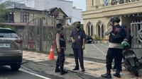 Polisi melakukan pengamanan saat pelaksanaan ibadah pagi di salah satu gereja di Manado.