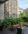 Ilustrasi Teras Roster Industrial dengan Philodendron Xanadu. Foto: AI Generated