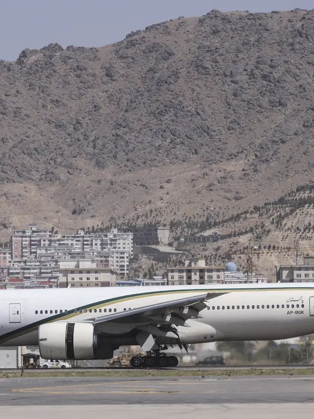 Penerbangan Komersial Asing Pertama Mendarat di Kabul